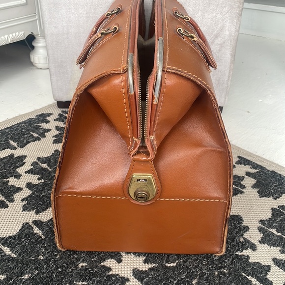 Vintage leather doctor bag - Picture 3 of 13